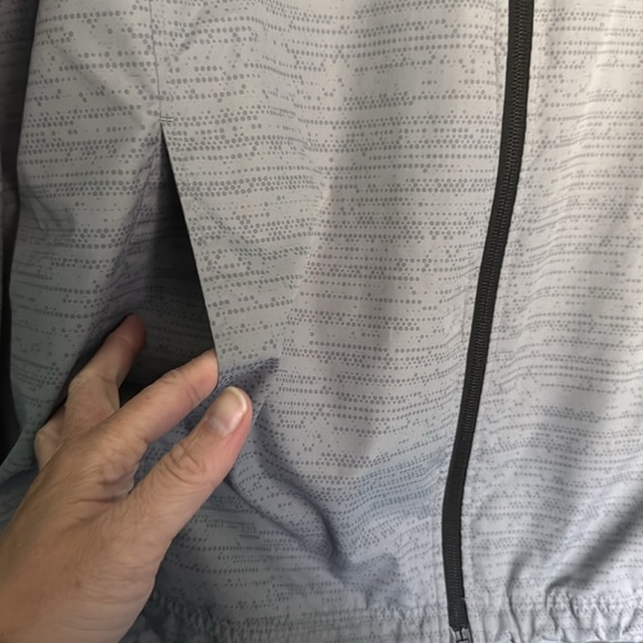 ASICS Men’s gray light rain jacket size XL - Picture 2 of 9